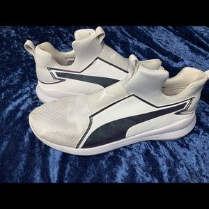 Holographic pumas